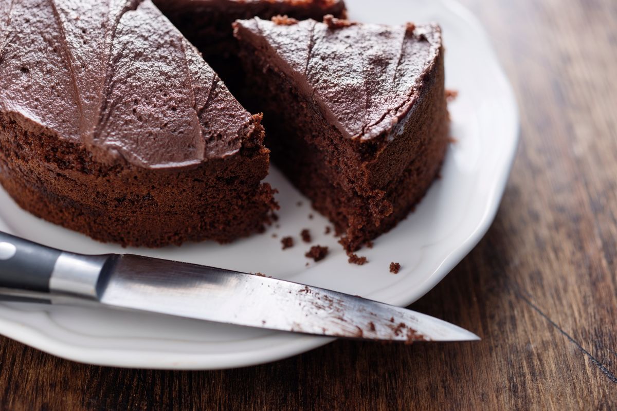 Aprenda como fazer o bolo de chocolate fofinho mais incrível em casa